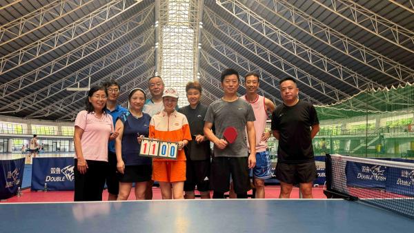 乒乓球比赛合影